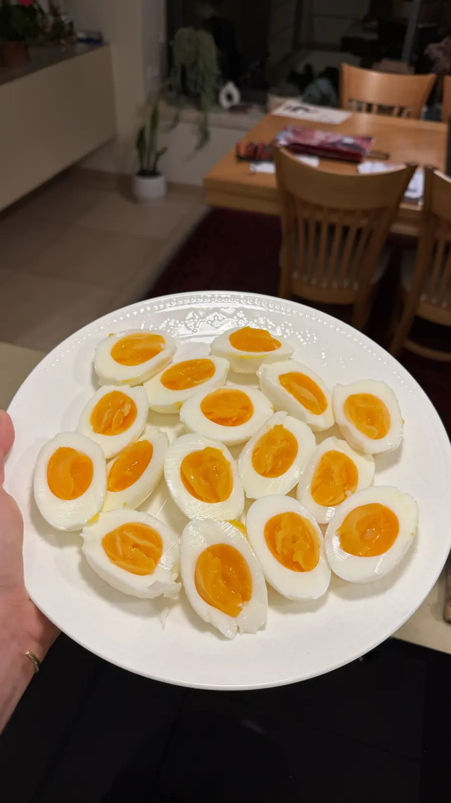 צלחת ביצים קשות חצויות