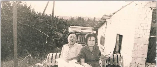 סבא מרקו וסבתא רגינה על הטרקטור עם עופות בידיים